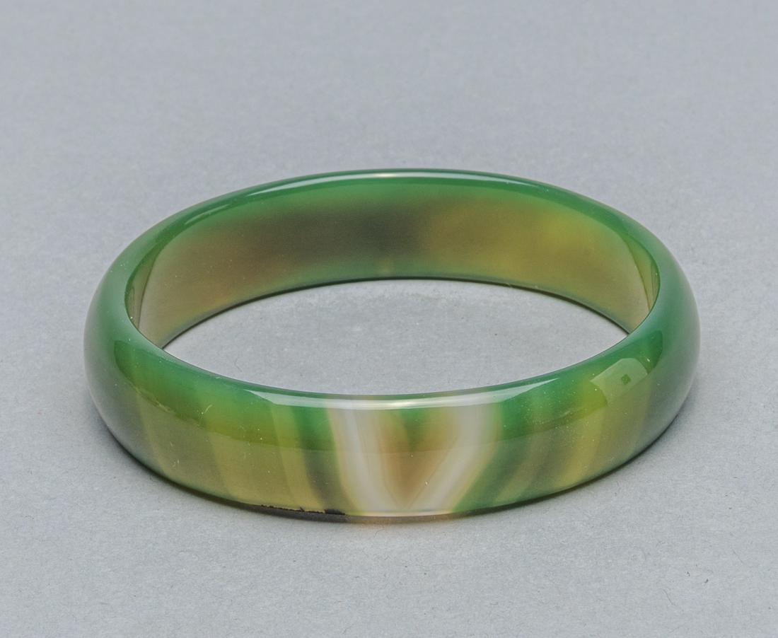 Chinese Fine Cameo Agate Bange: Chinese fine cameo agate jasper like bange. 37.2g W, 2.85 inch D.