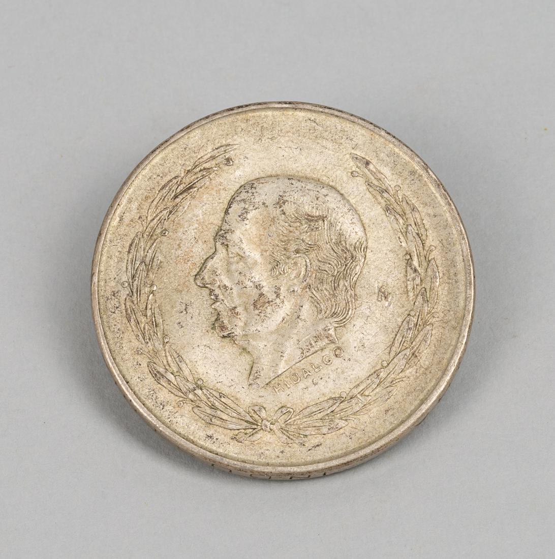 Fine 1952 Mexican Silver Cash Coin Pesos: Fine 1952 Mexican pesos silver coin, 0.72 silver. 1.57 inch D.