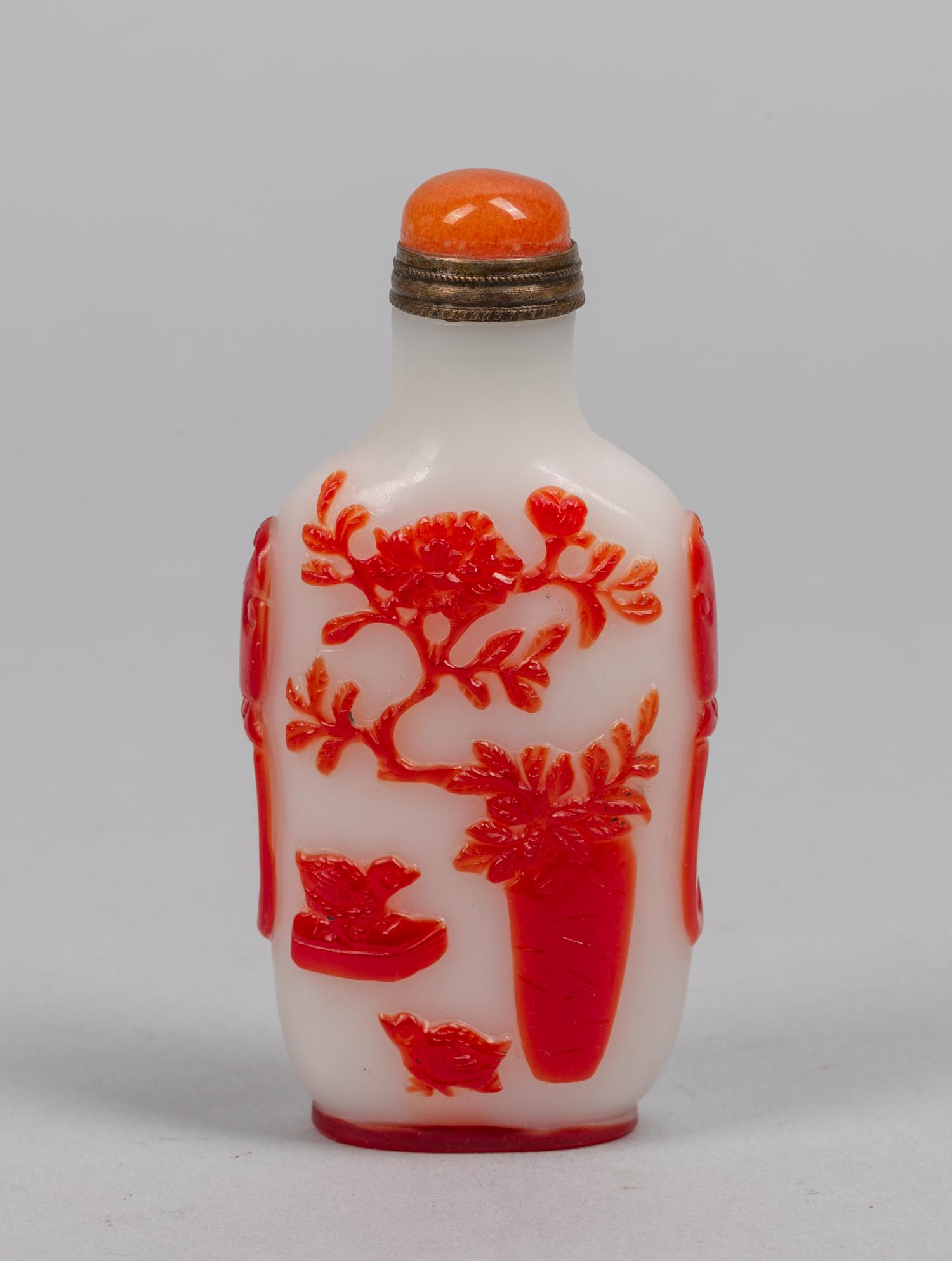Chinese Old Overlay Glass Snuff Bottle (1 of 9)