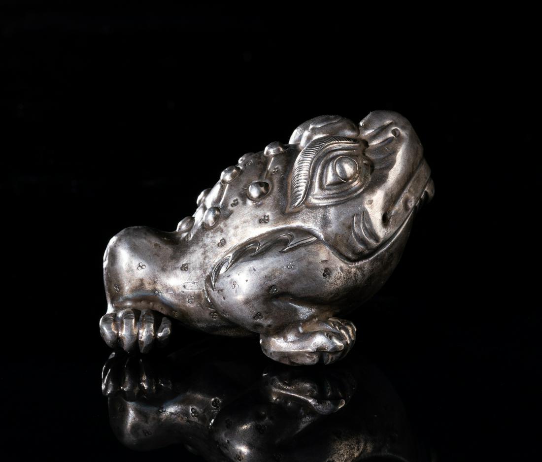 Japanese Old Sterling Silver Netsuke Toad: In the round with characteristic protruding eyes and a bulging throat, crouching foursquare with powerful limbs and webbed feet. 2.5*1.7 inch; 46g