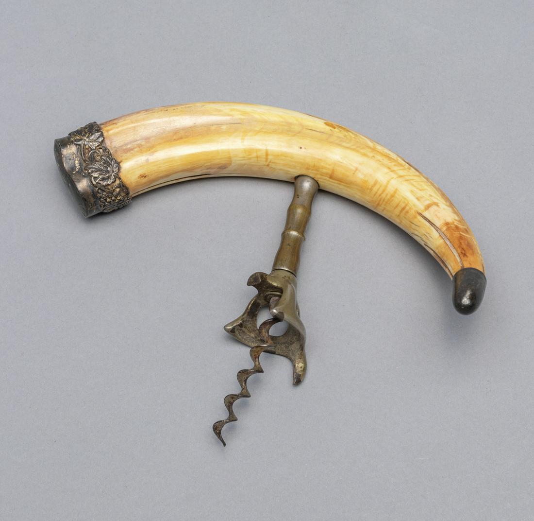 Antique Designed Horn Brass Wine Opener: Antique horn and brass wine opener, the top carved with leaves and fruits. 7.8*6*1inch.