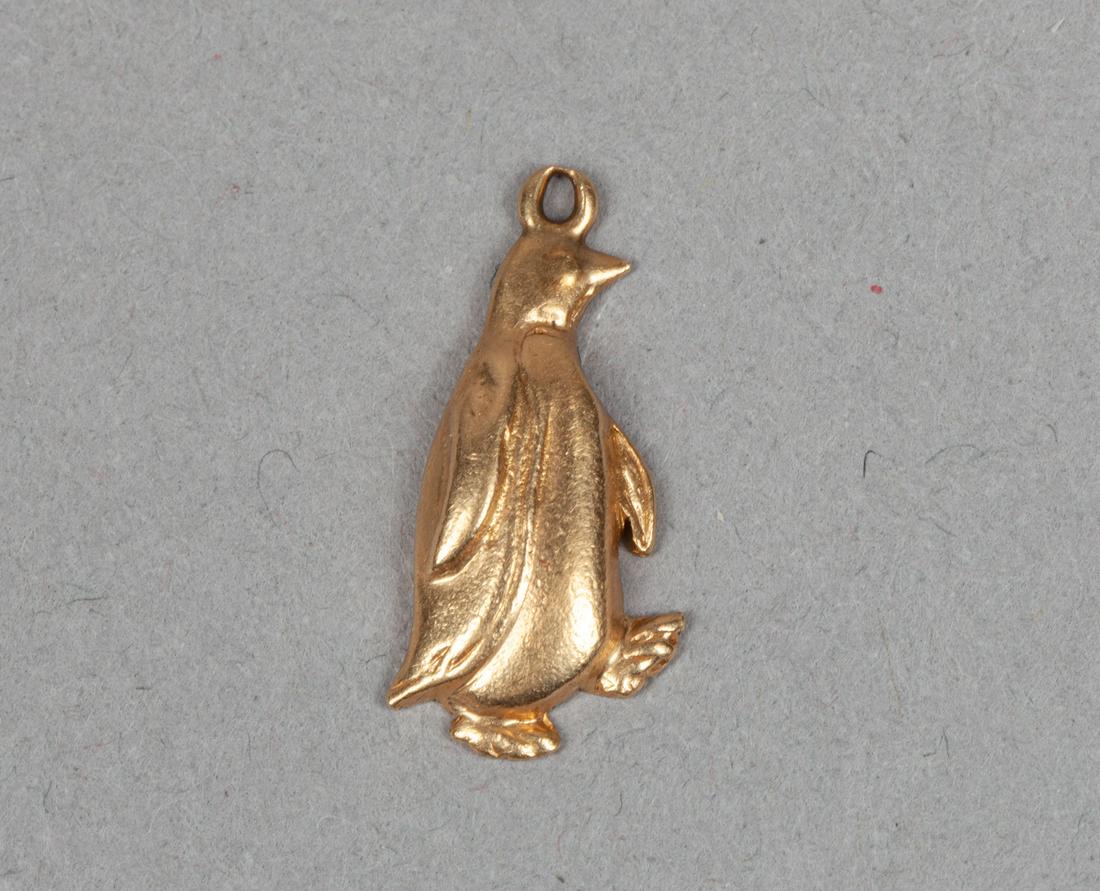 Marked 10K Y/G Pendant of Penguin: Yellow gold pendant of penguin, marked 10K. 0.7*0.3inch. 1.7g.