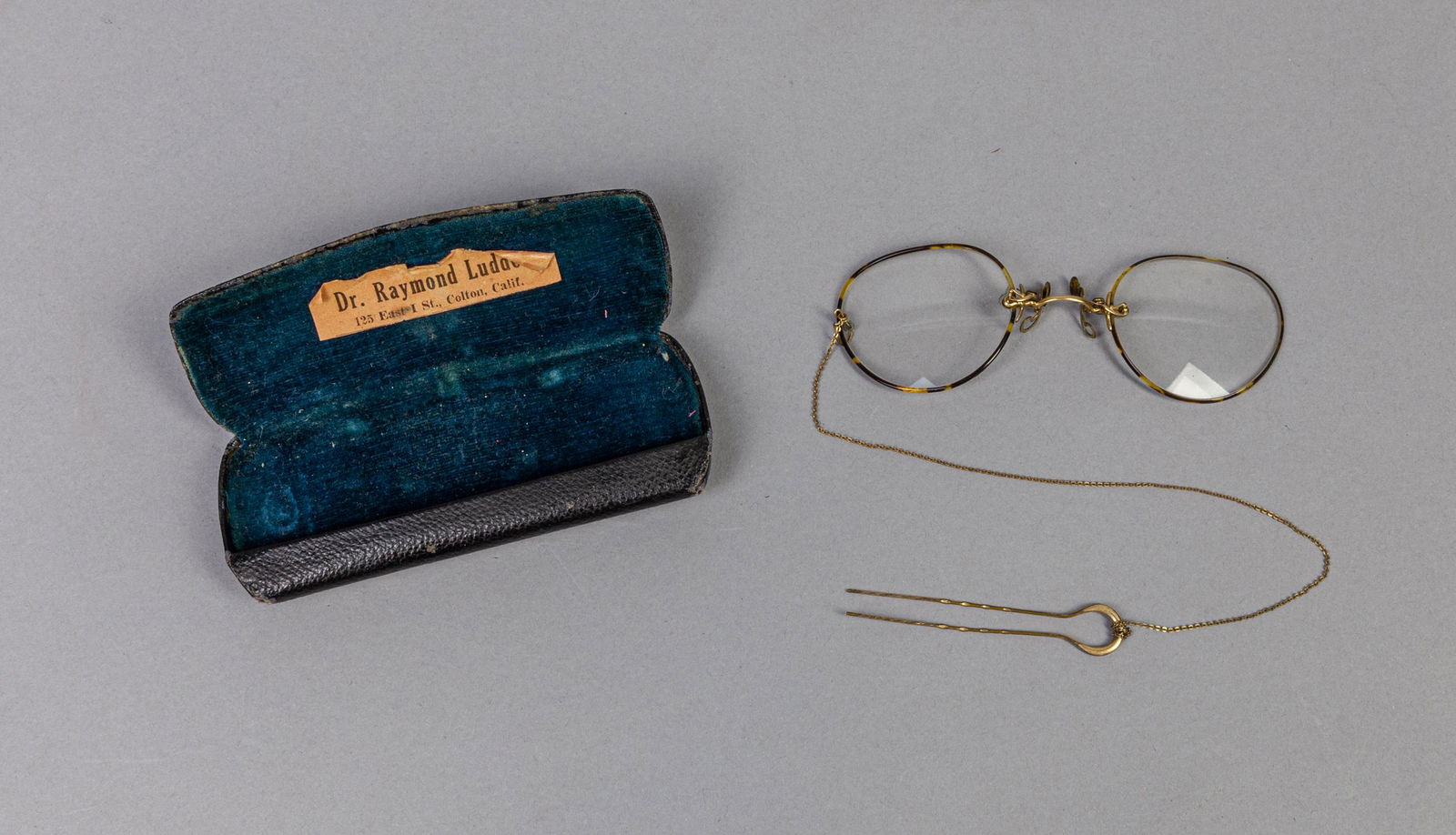 Collectible Antique Shell Like Glass: Antique glasses with shell like frame, with a case marked Dr. Raymond Ludden. 4.2*1.4inch (glasses only).