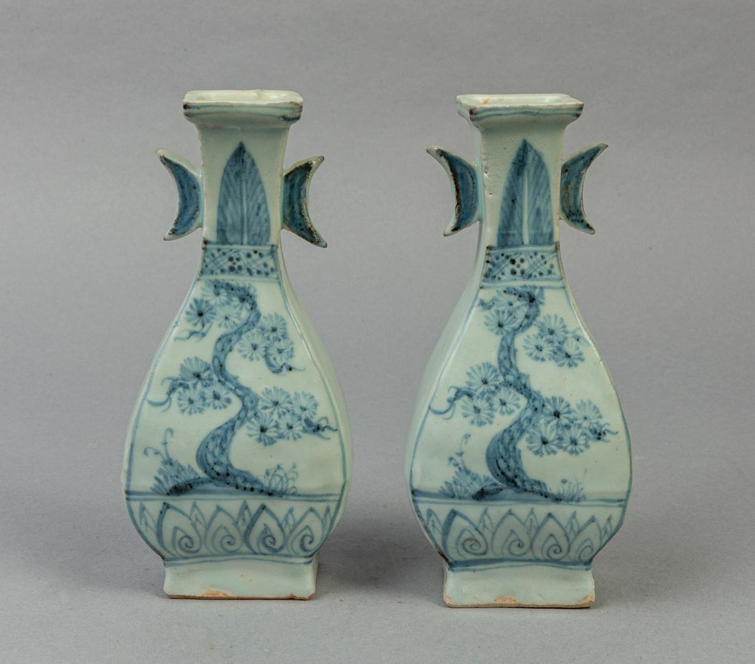 Important Korean Blue White Cabinet Porcelain Vases (1 of 12)