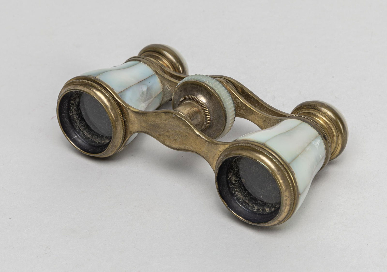 Rare English MOP Mini Opera Glass: Vintage opera glass, covered by mother of pearl, focus adjustable. 3.6*1.9*1.1inch.