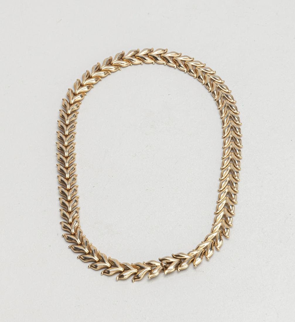 Rare Trifari Double Leaf Necklace: Designed beautiful double leaf necklace, the link marked Trifari. 13inch L.