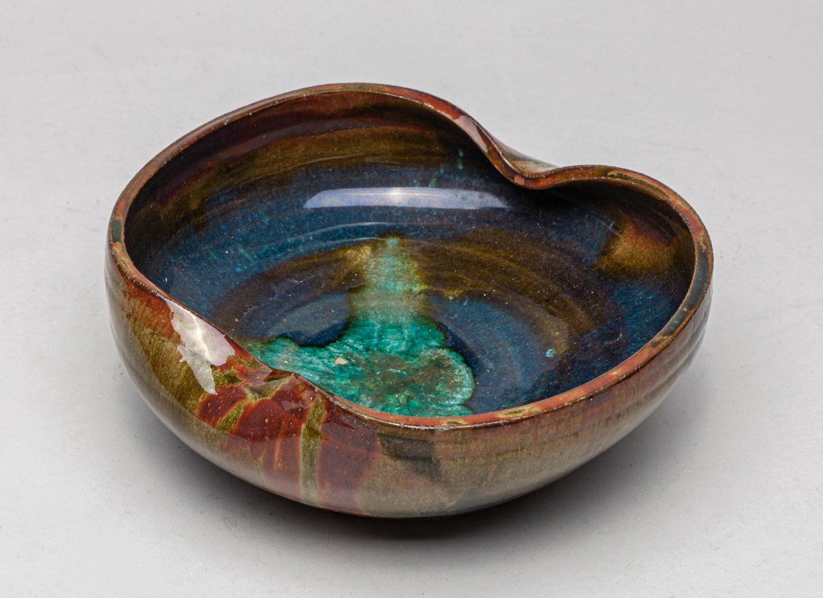 Korean Art Flambe Glazed Pottery Bowl: Applied with brown glaze with russet and brown green streaks to the exterior and deep blue patches to the interior, the interior centre glazed in translucent sea-green resembling the color of ocean, t