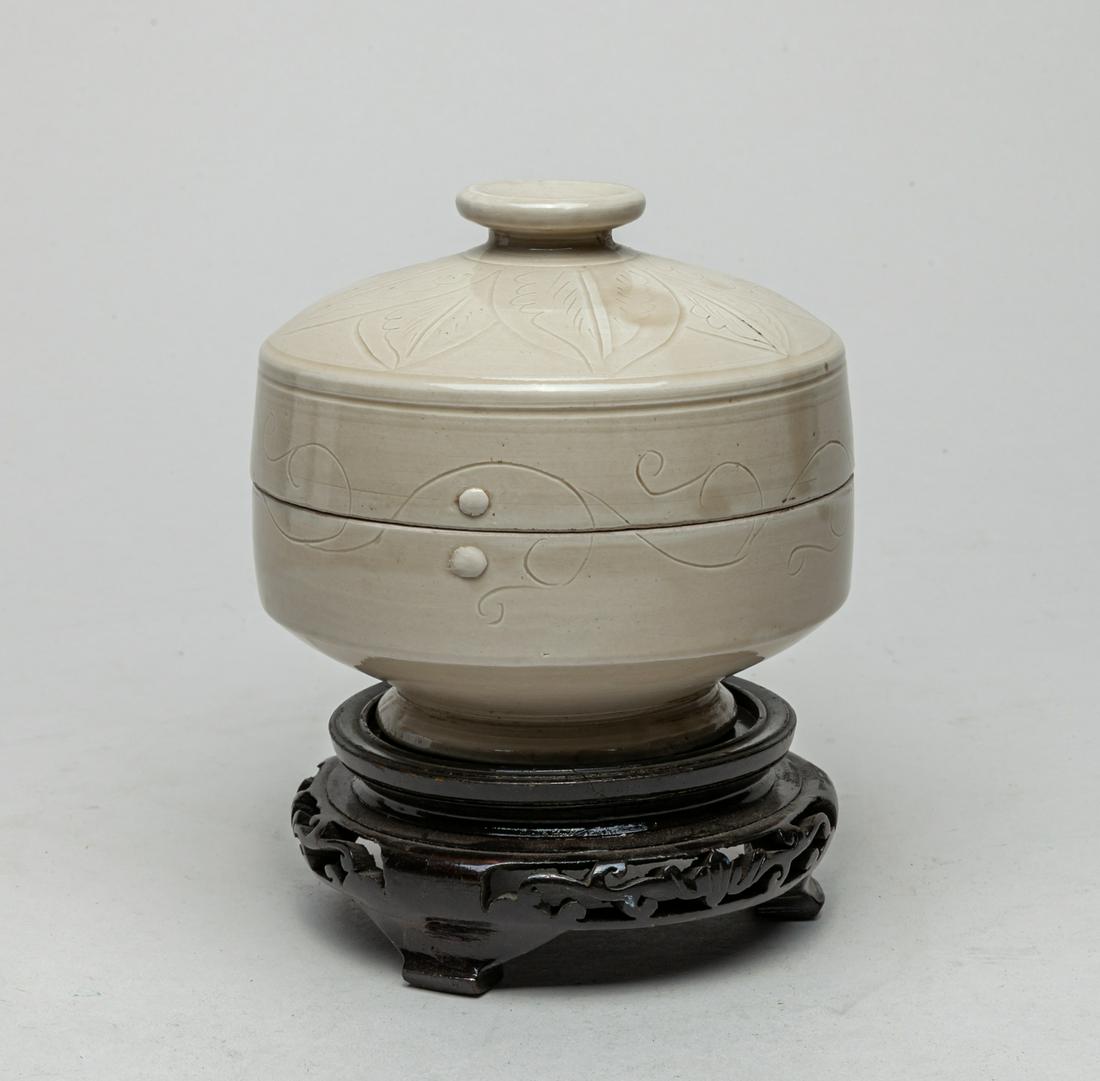 Chinese Ding Type Porcelain Covered Box (1 of 12)