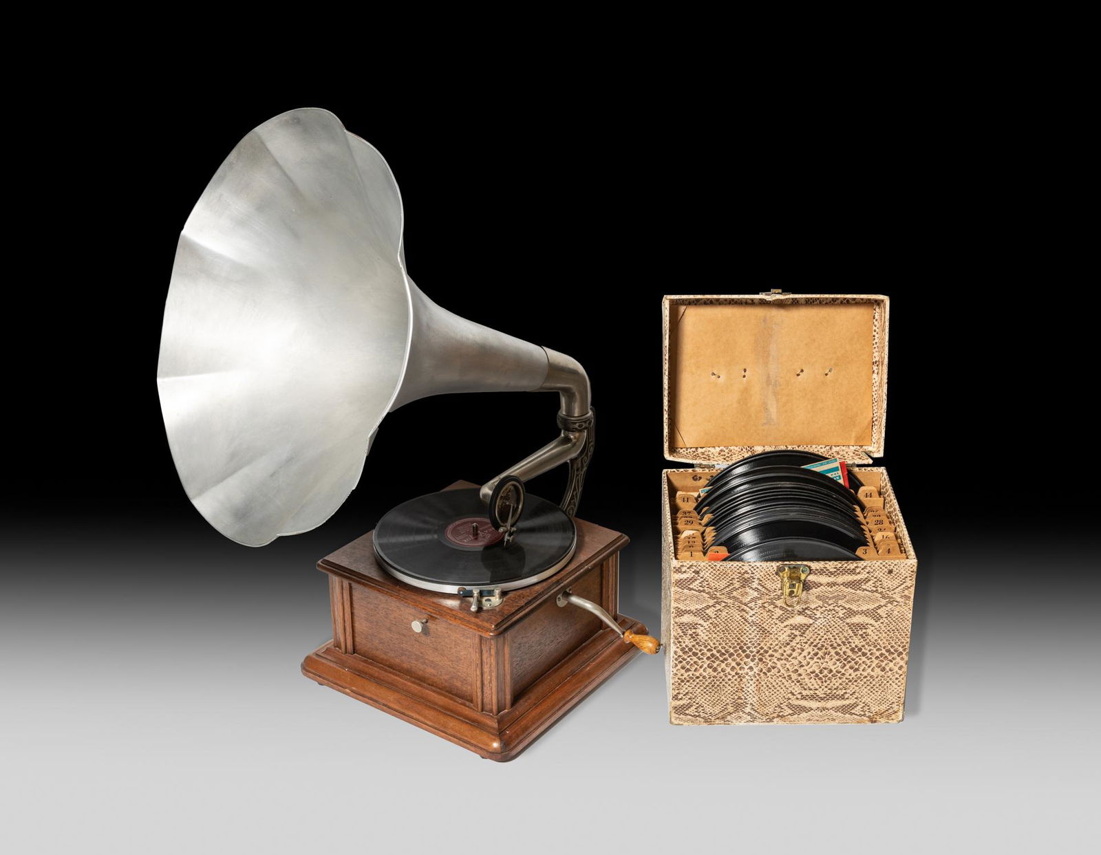 Collectible Vintage Phonograph w/ Horn (1 of 9)