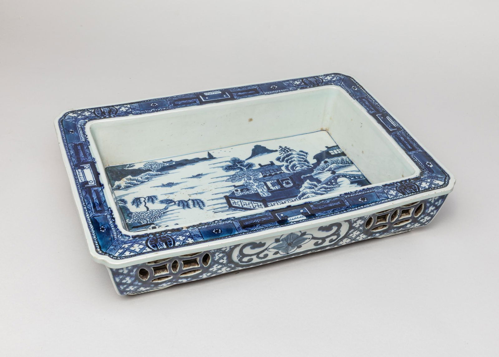 Massive Chinese Export Blue & white Porcelain Pot (1 of 12)