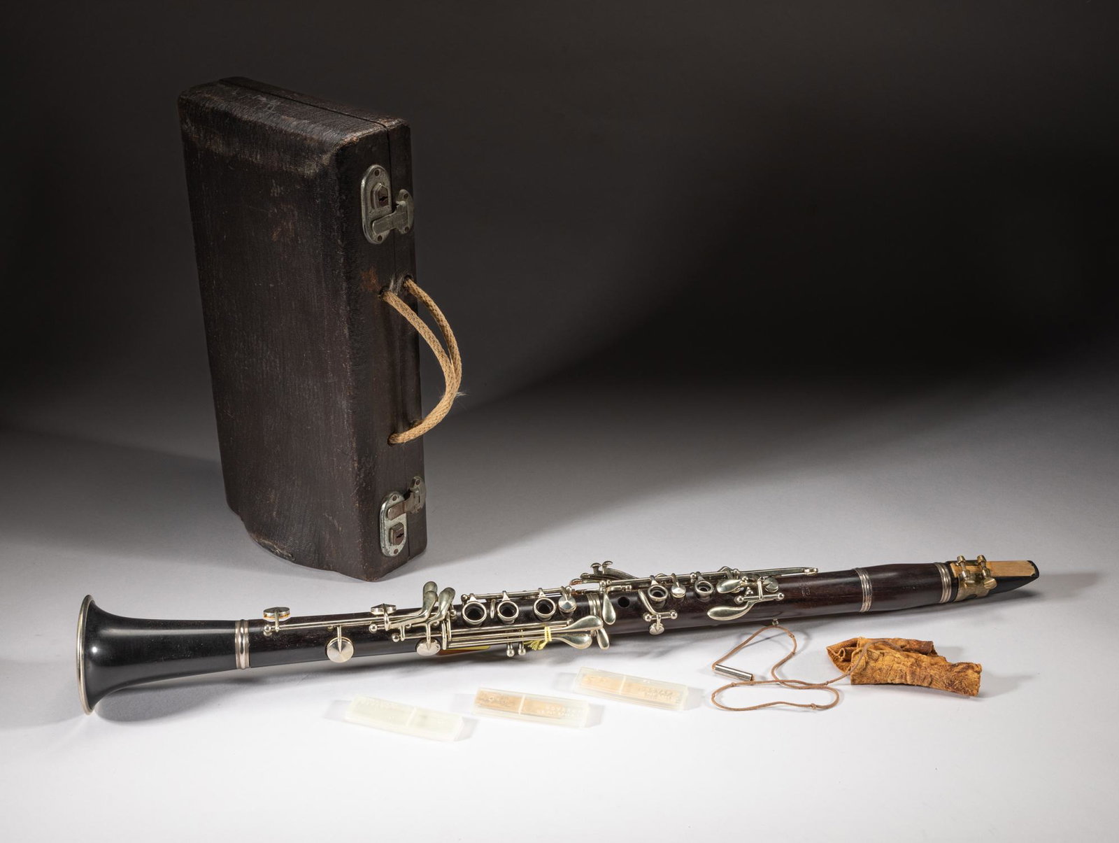 Antique Narra Wood Bel Canto Clarinet: Rare antique narra wood clarinet, the parts marked Bel Canto Penzel-Mueller U.S.A., with fitted case. 13.3inch L, 4.2inch W, 7.2inch H (case size).