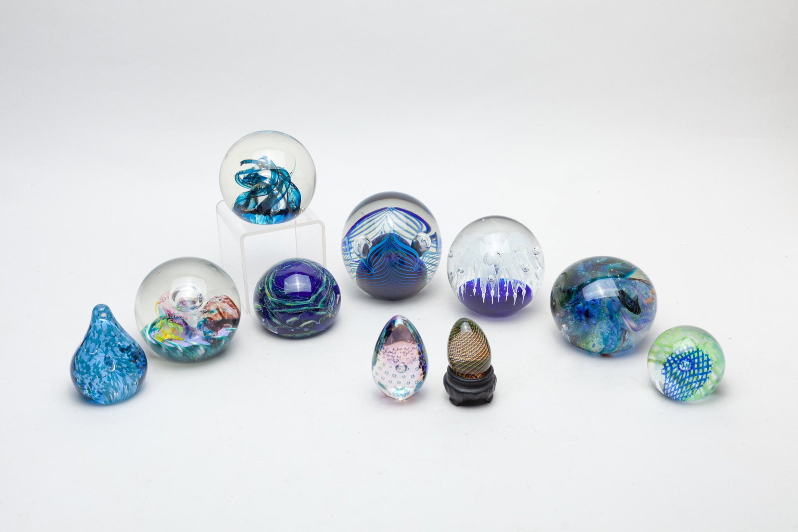 Signed Art Crystal Glass Paper Weight: Group of 10 collectible designed art crystal glass paper weights, in sphere, egg or pear shape, wherein 5 pieces with a sign at the base. 3.45inch D (largest).