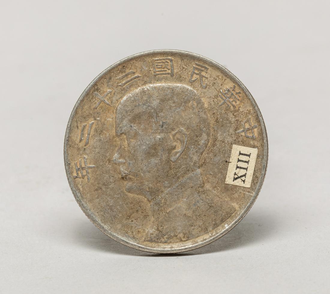 Chinese Silver Coin, Sun Yat Sen: Collectible Chinese one dollar silver coin, one side molded with a sailing boat and the reverse with a man head. 1.55inch W, approx. 26.4gram weight. The Estate of Coin Dealer of Roulin.H.Linmana, Los