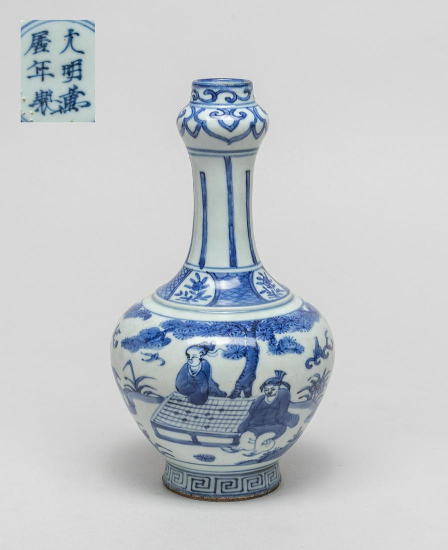 Chinese Export Porcelain Vase (1 of 13)