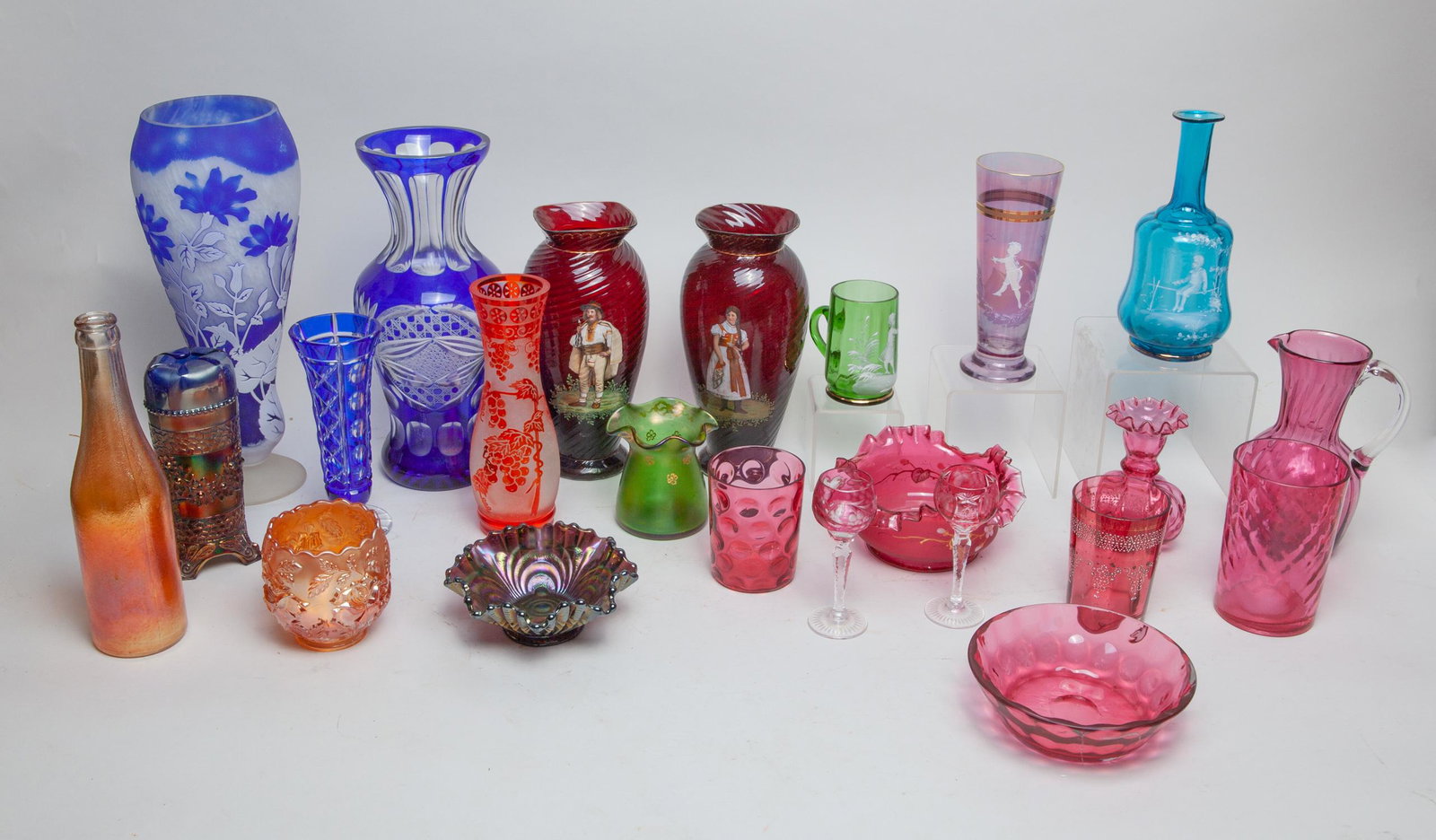 Collectible Mary Gregory & Art Glass Piece: A large group of Mary Gregory and art glass ware, including bottles, vases, pots, bowls and decors. 13-5inch (largest).
