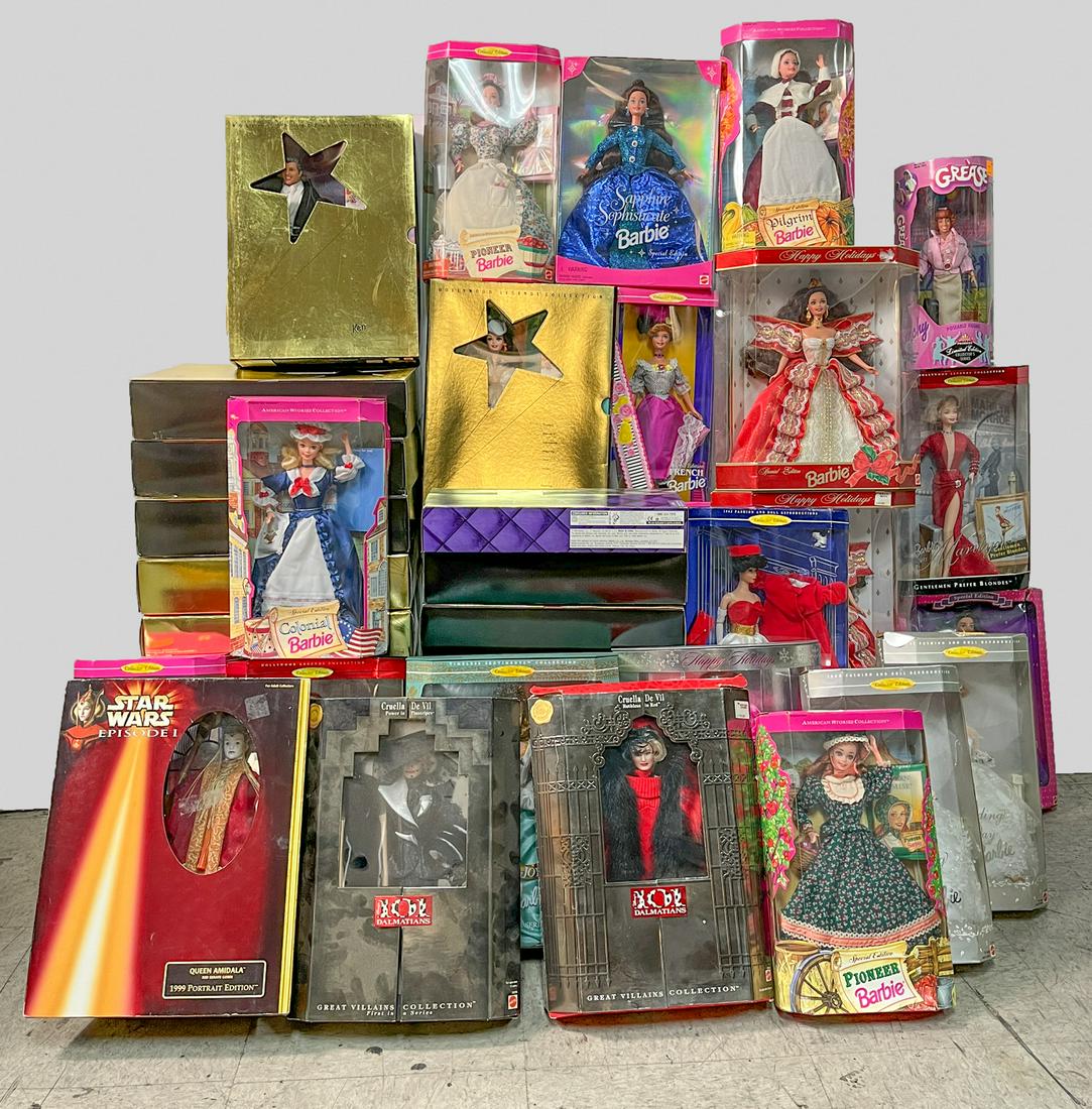 Collectible Vintage Dolls: A large group of vintage dolls of Barbie, Ken, Cruella and Star Wars. Size varies.