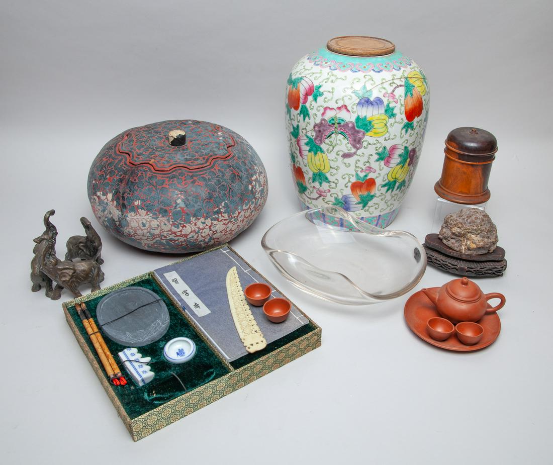 Collectible Chinese Porcelain & Decors (1 of 18)