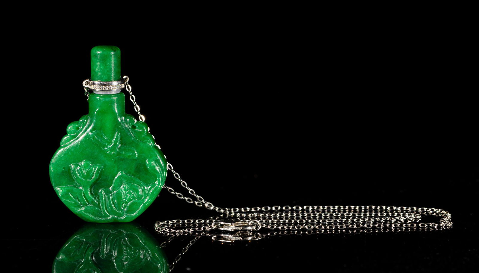 Chinese Jadeite Like Hanging Snuff Bottle (1 of 11)