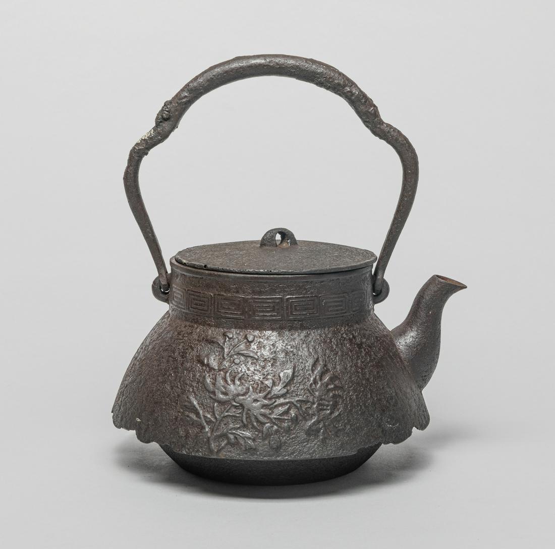 Vintage Japanese Iron Tea Pot (1 of 11)