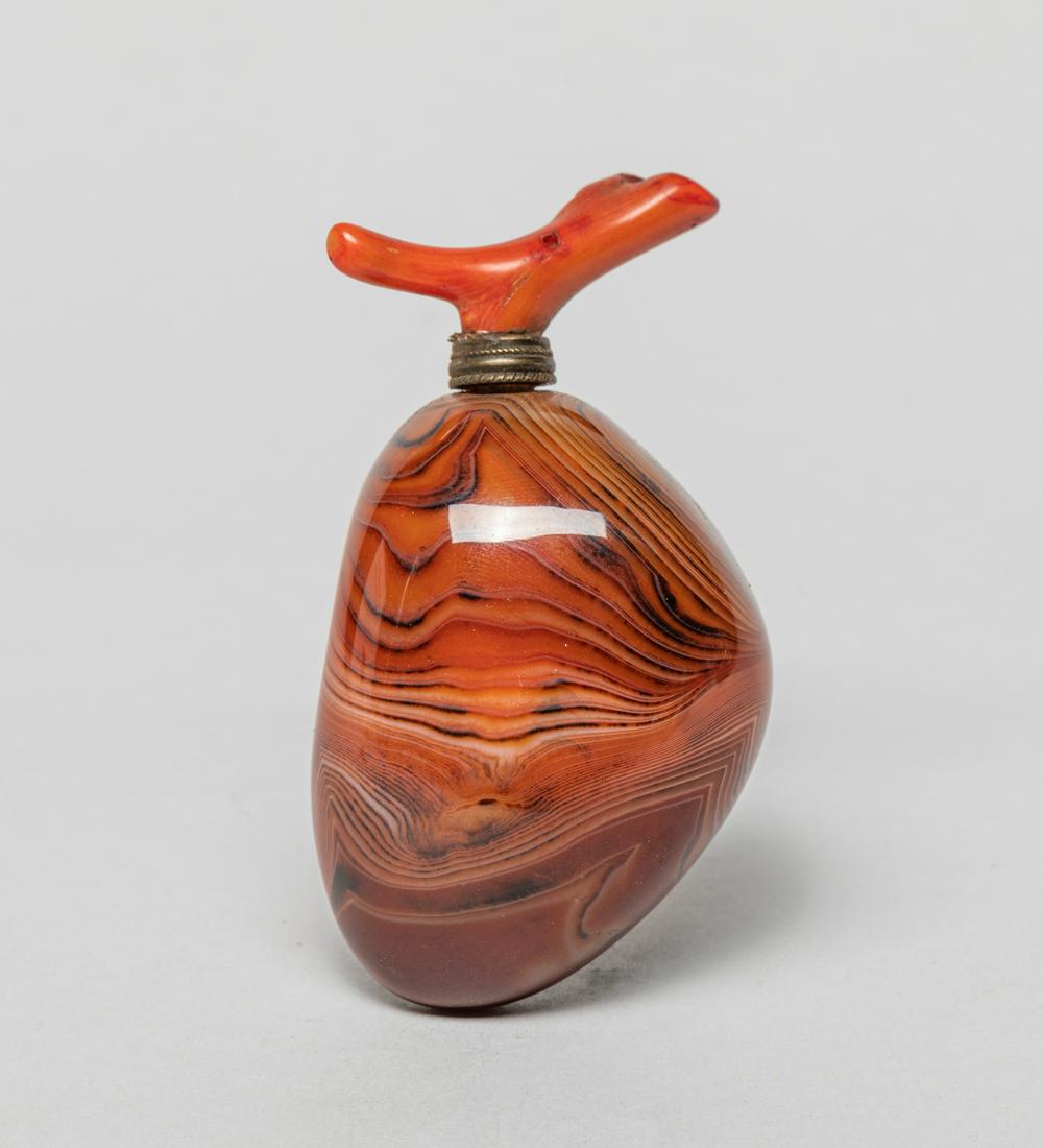 Chinese Cameo Agate Snuff Bottle (1 of 13)