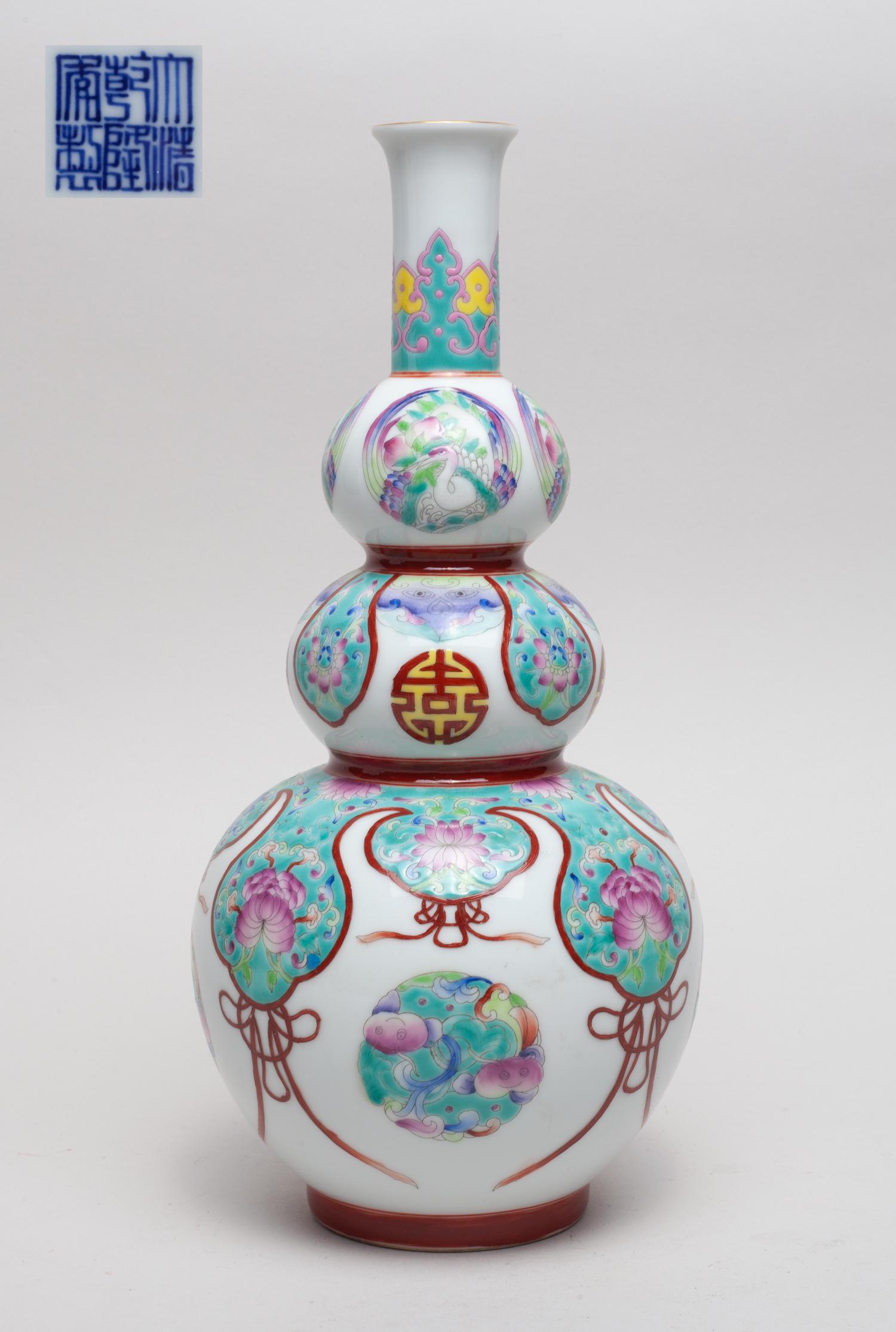 Special Chinese Porcelain Cabinet Vase (1 of 10)