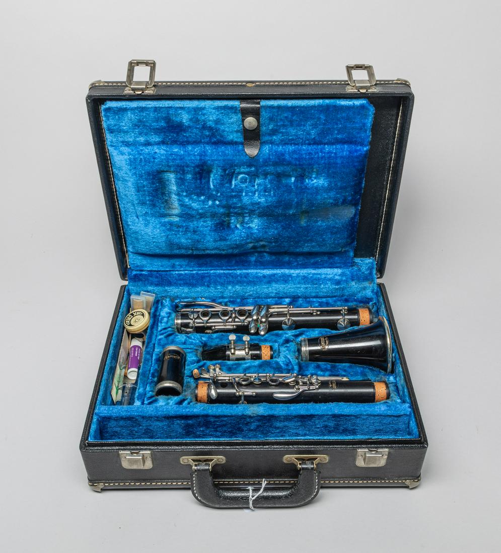 Vintage Brittany Clarinet Set: Collectible vintage Brittany Pairs clarinet set, with accessories and case. Approx. 14 -10.5 -4.5inch (case size).