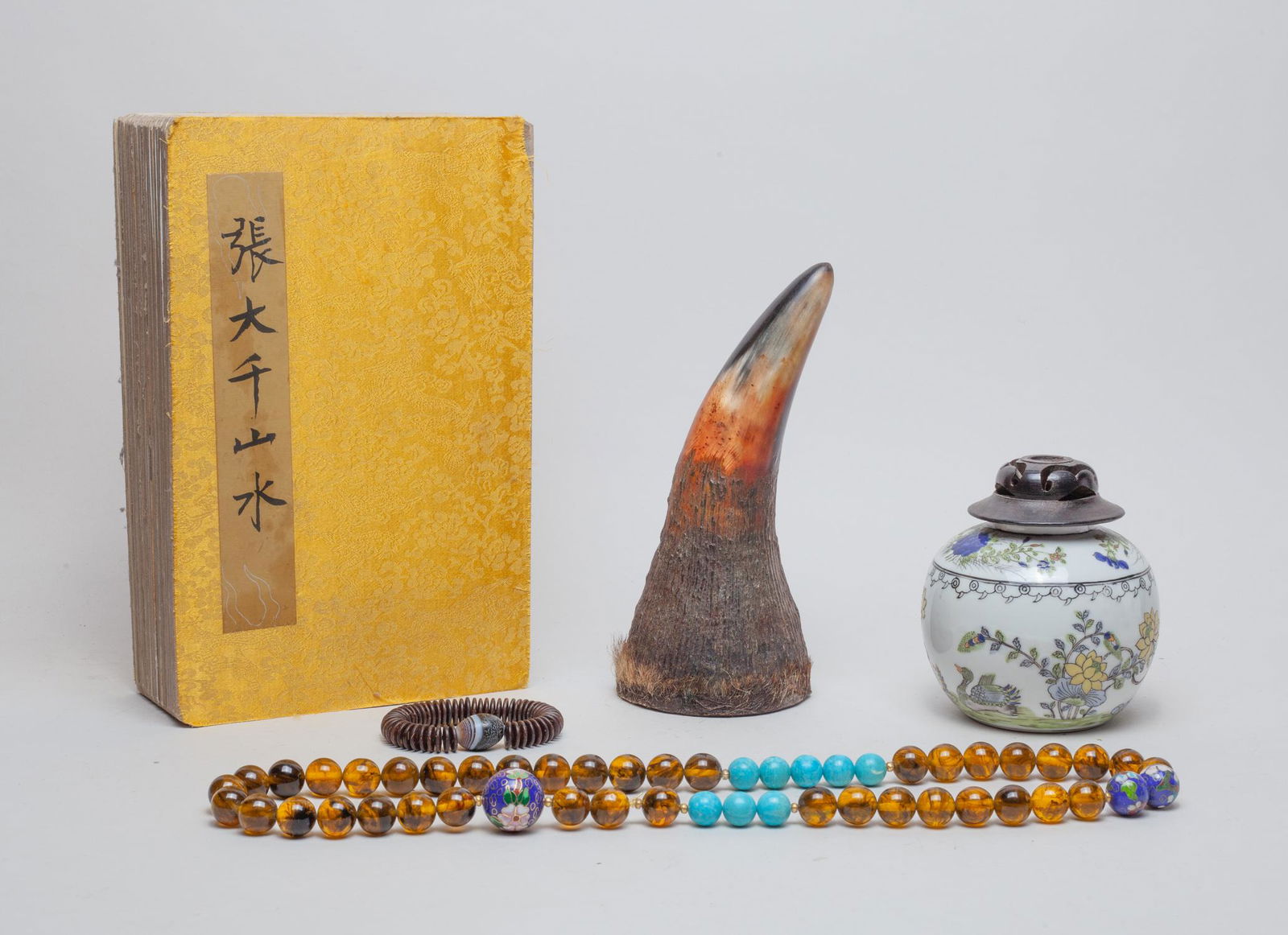 Chinese Book, Porcelain, Jewelry & Decors (1 of 18)