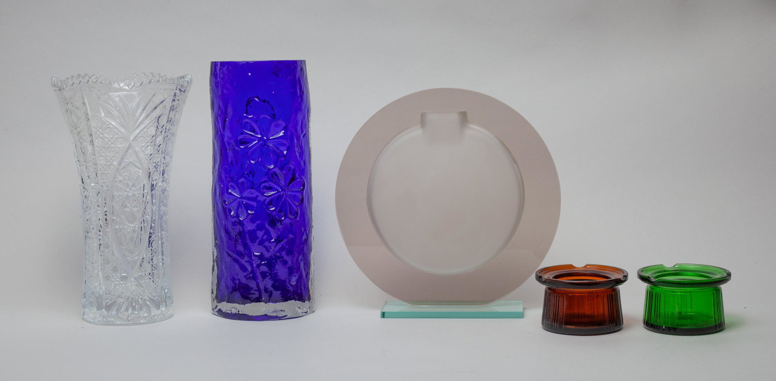 Fine Modern Art Glass Vases & Ashtrays: Including 3 modern art style glass vases and 2 glass ashtrays. 10.75-6 inch (largest).