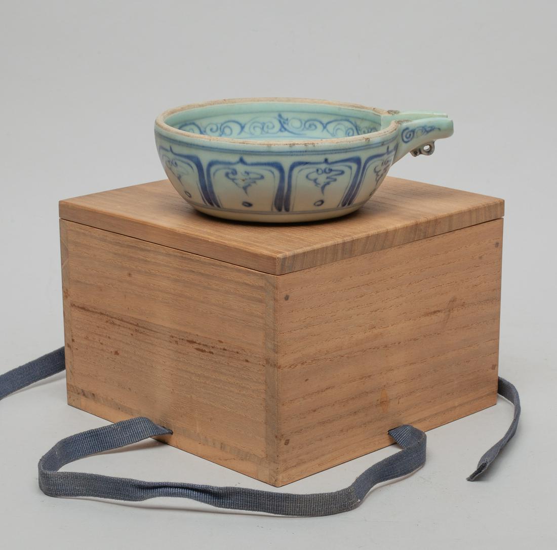 Chinese Export Porcelain Pot/ Washer (1 of 12)