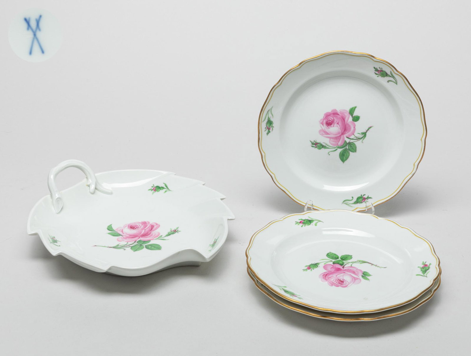 Meissen Porcelain Plate Sets: Group of 4 Meissen porcelain plates decorated pink roses. 8.5inch L, 7.6inch W (largest).