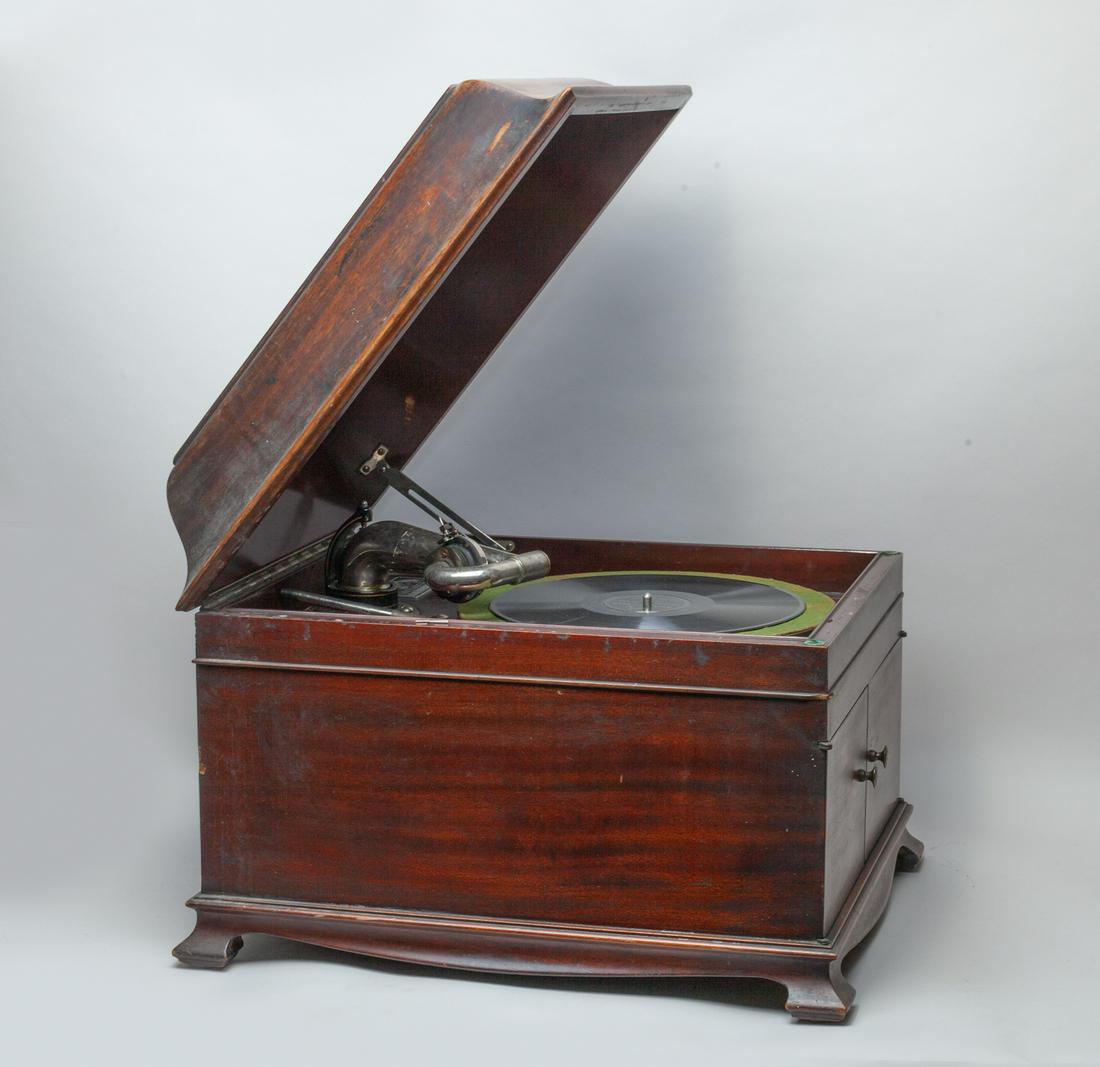 Antique/Vintage Victor Phonograph (1 of 9)