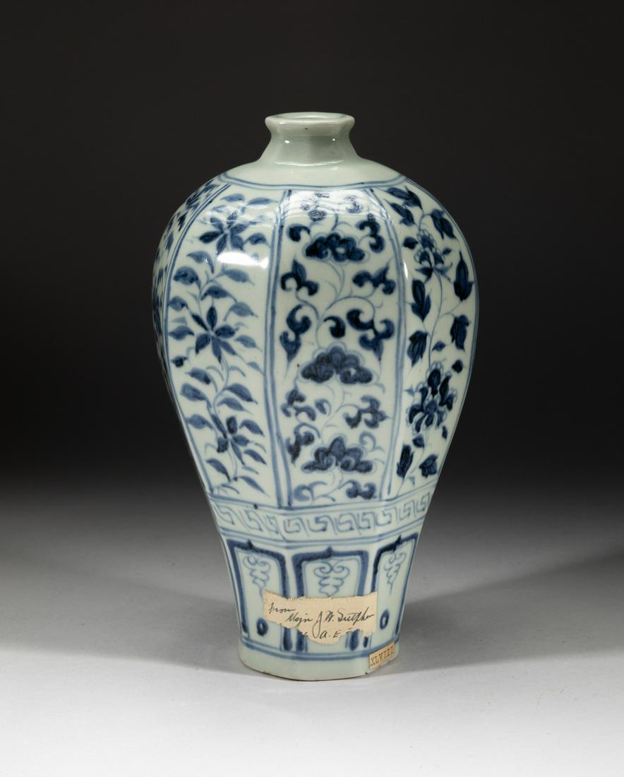 Chinese Export Porcelain Cabinet Vase (1 of 11)