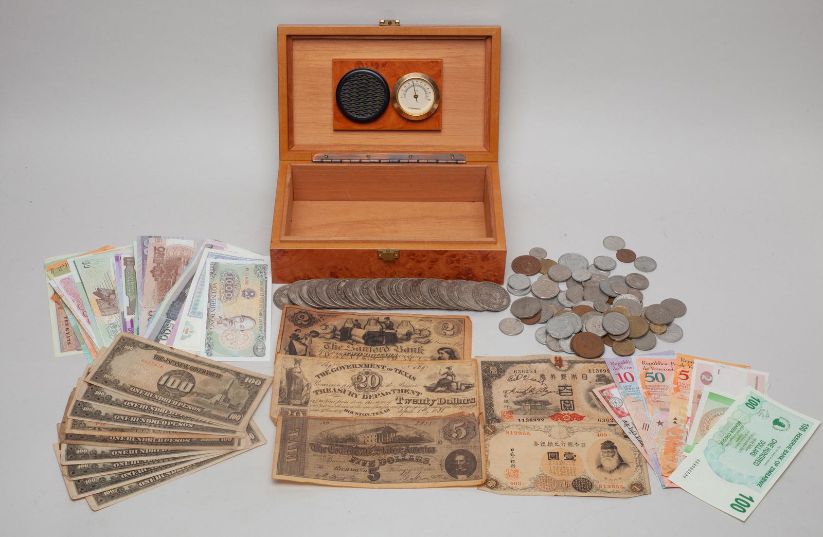 Estate World Coins, Banknotes (1 of 10)