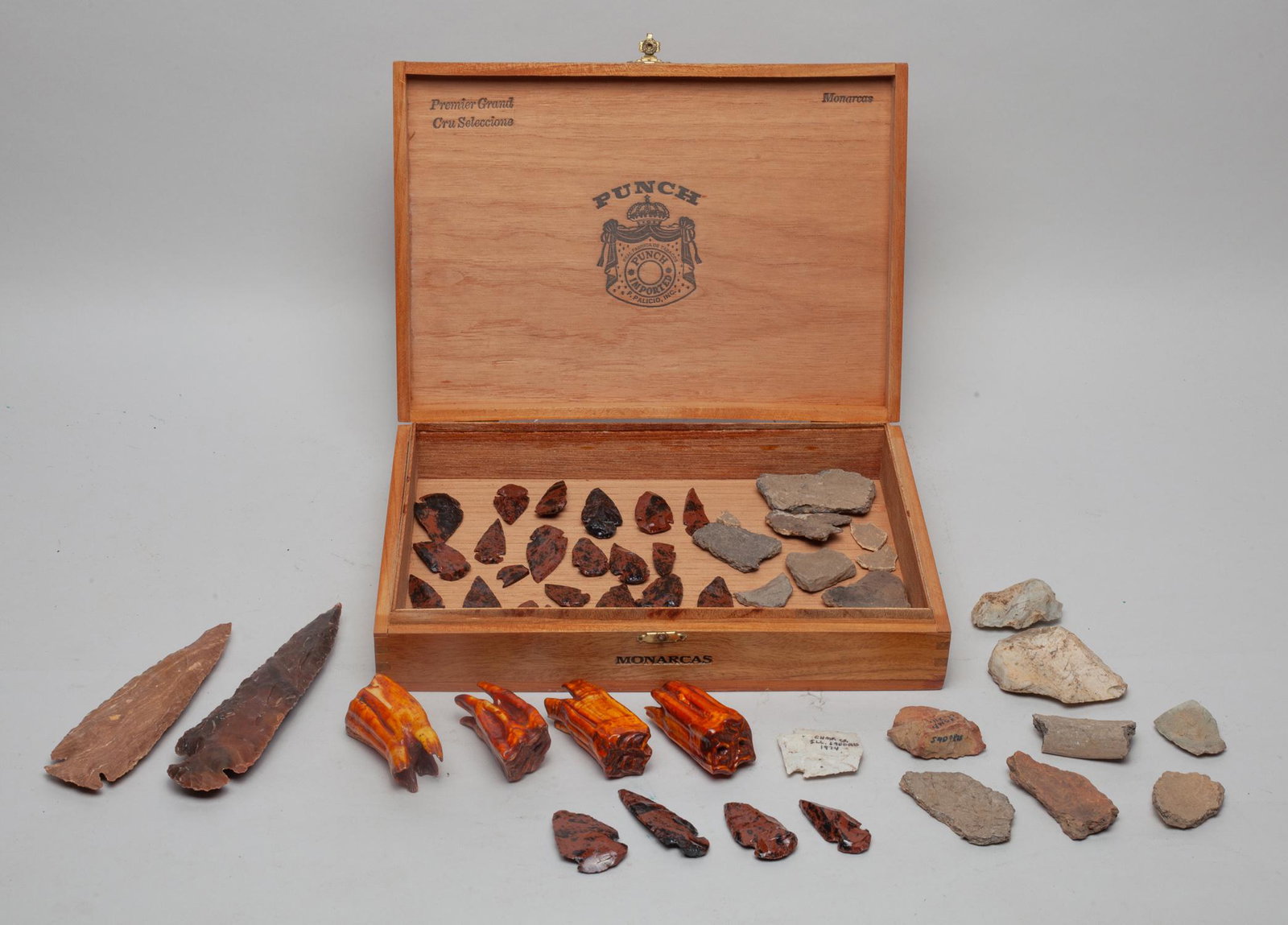 Old American Indian Stones & Tooth: A large group of Native American Indian tooth sculptures and stone carved spear points, with box. Approx. 11.5-8-2.2 inch (box size).