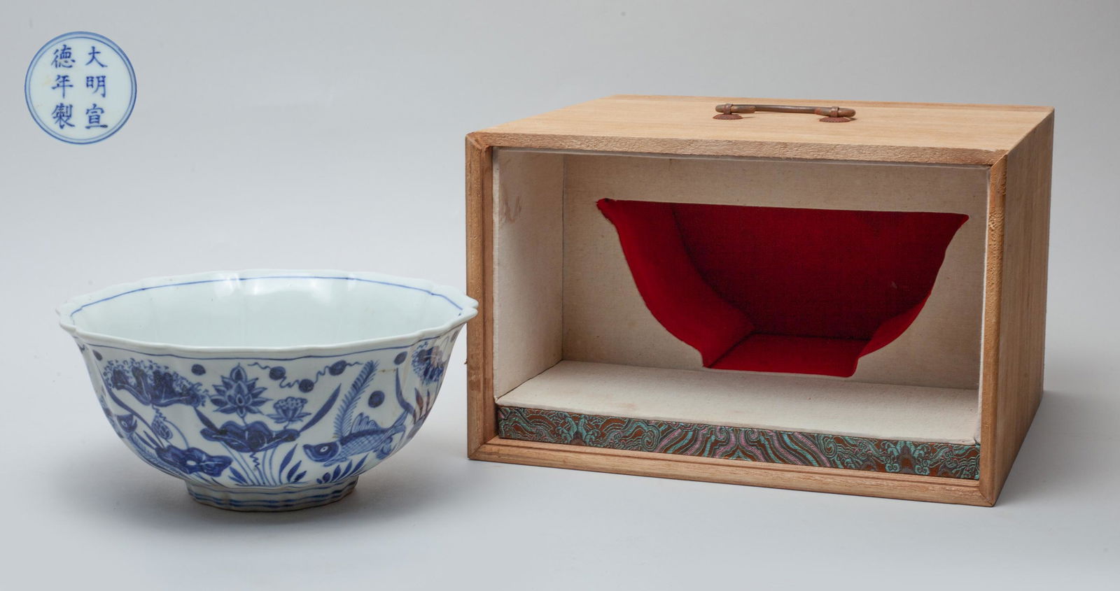 Large Chinese Export Porcelain Bowl (1 of 12)