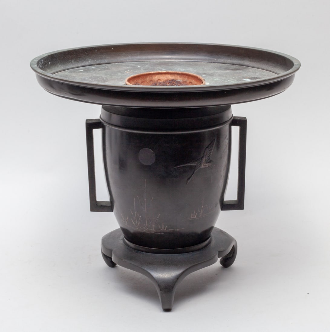 Japanese Meiji Vase: Collectible Japanese Meiji type metal vase with lid. 11.5-10.1 inch.