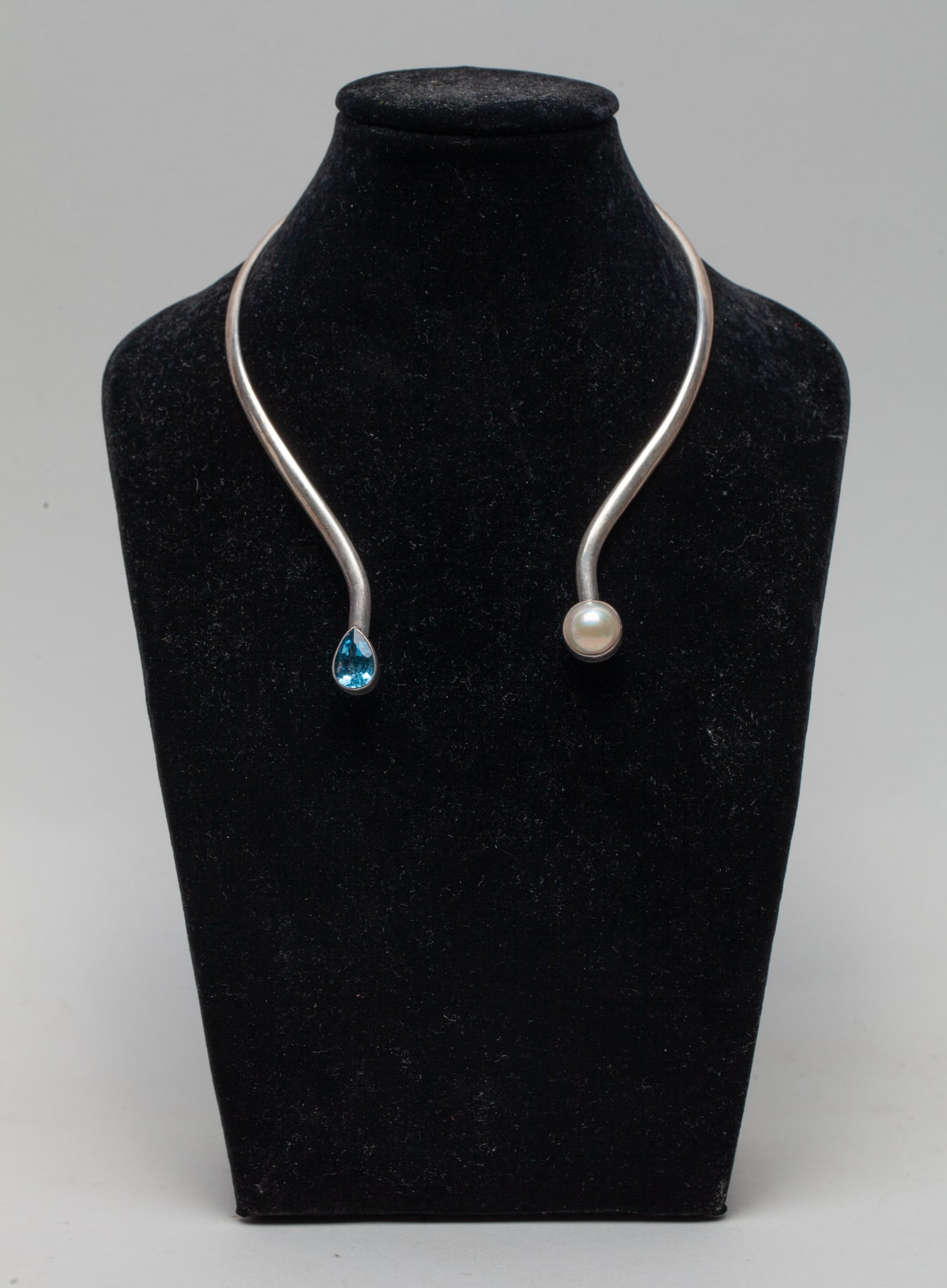 Sterling Silver Choker Necklace Inlaid Topaz: Special sterling silver choker necklace inlaid with blue topaz and pearl like bead, marked 925. Approx. 45 gram.