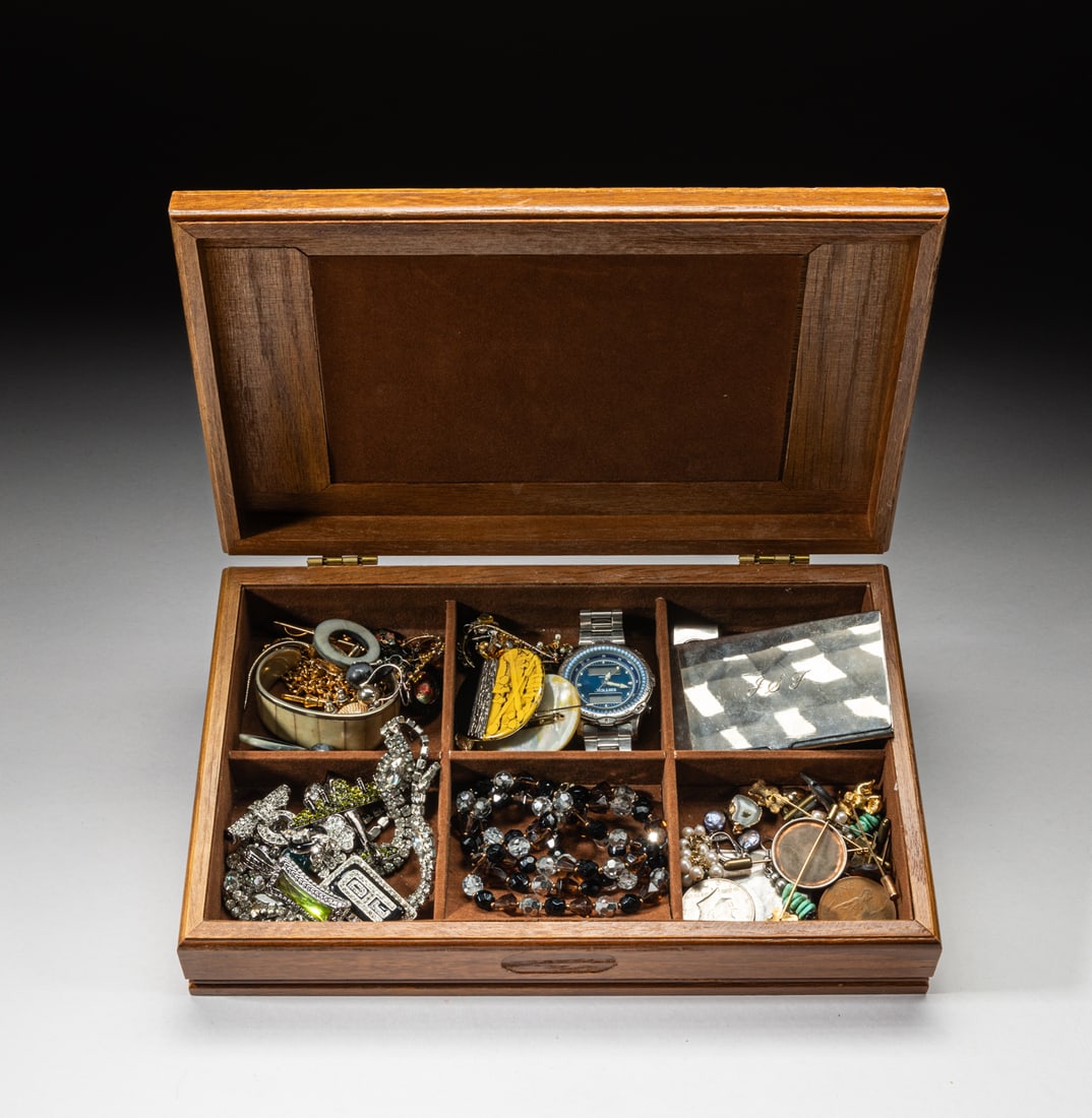 Silver, Quartz & Cameo Agate Jewelry: Silver, quartz and cameo agate vintage jewelry pieces, with box. Approx. 11.4-7-2.5 inch (box size).