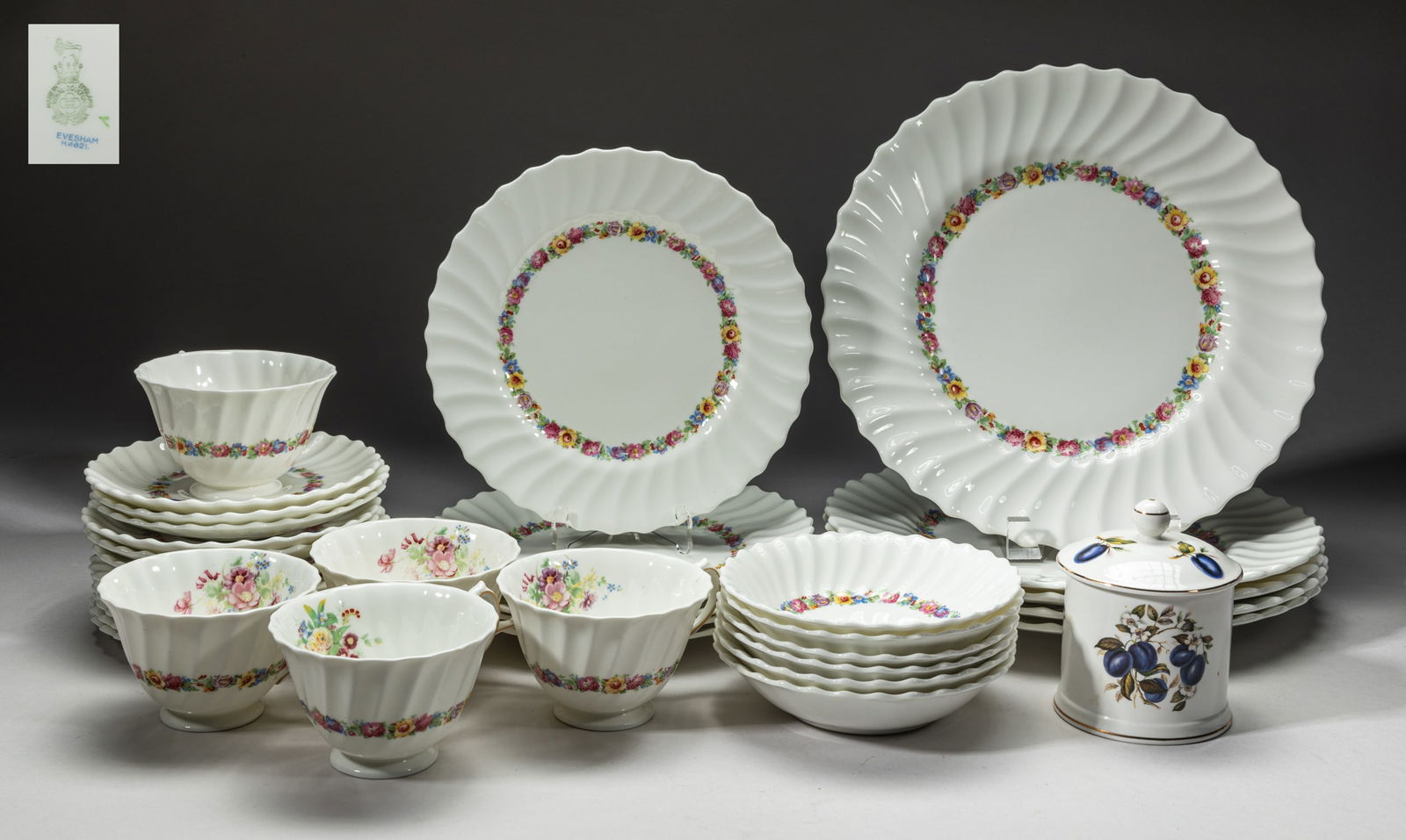 Royal Doulton Porcelain Sets: Set of English porcelain tea cups and plates, marked ROYAL DOULTON MADE IN ENGLAND BONE CHINA. Size varies.