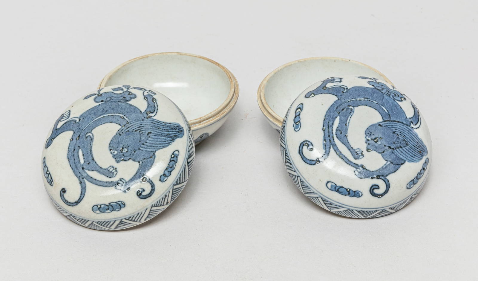 Chinese Ming Type Porcelain Boxes Auction