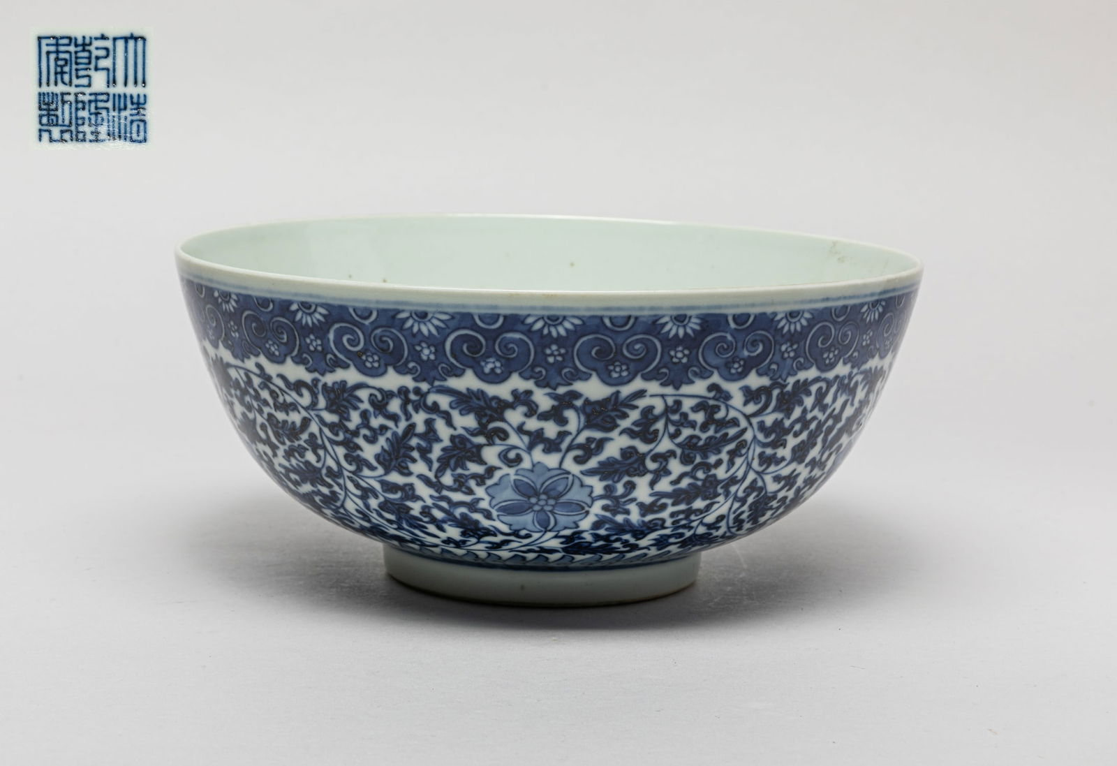 Large Chinese Export Porcelain Bowl (1 of 8)