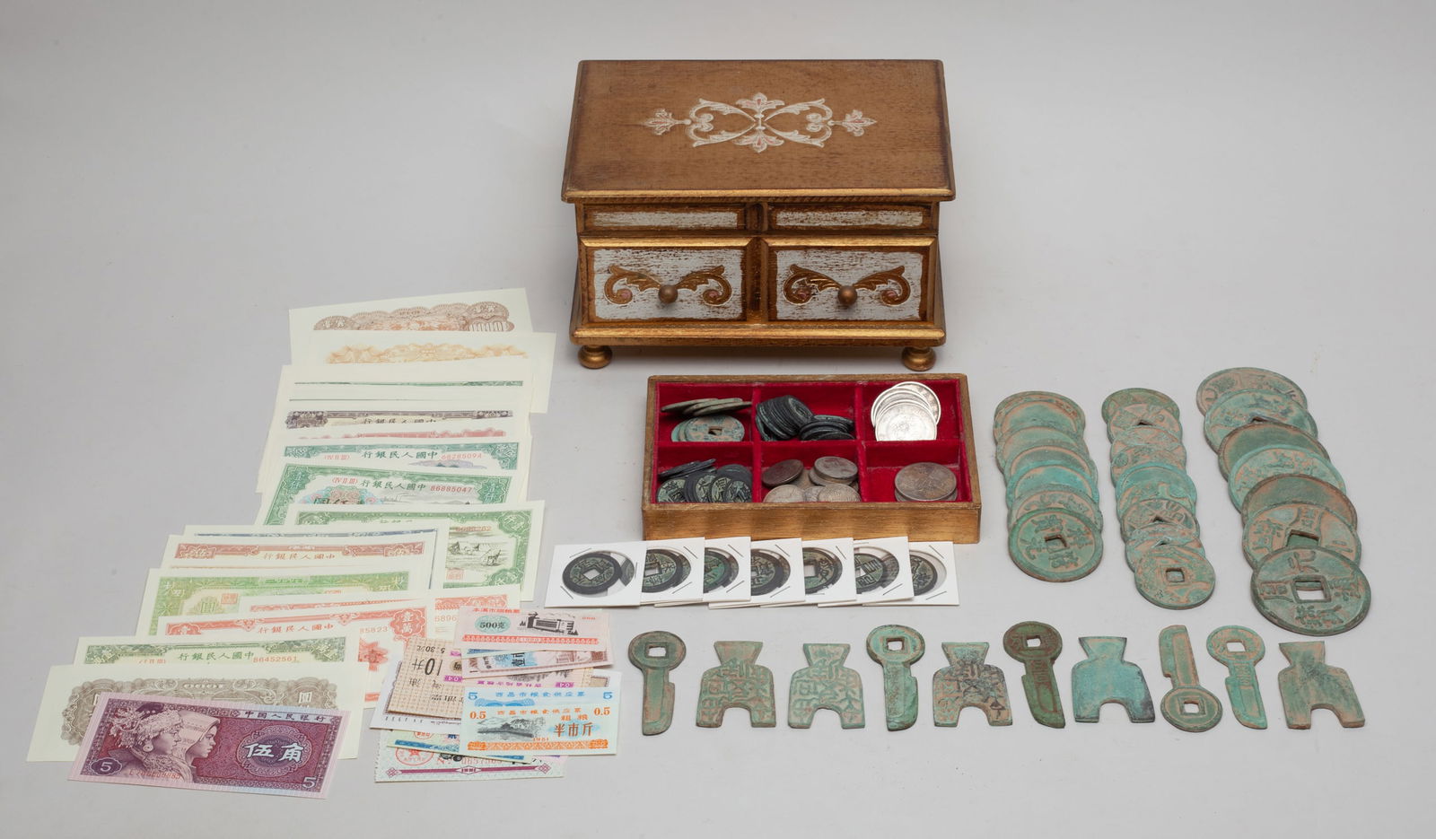 Box of Chinese Fengshui Coins & Commemorative (1 of 10)