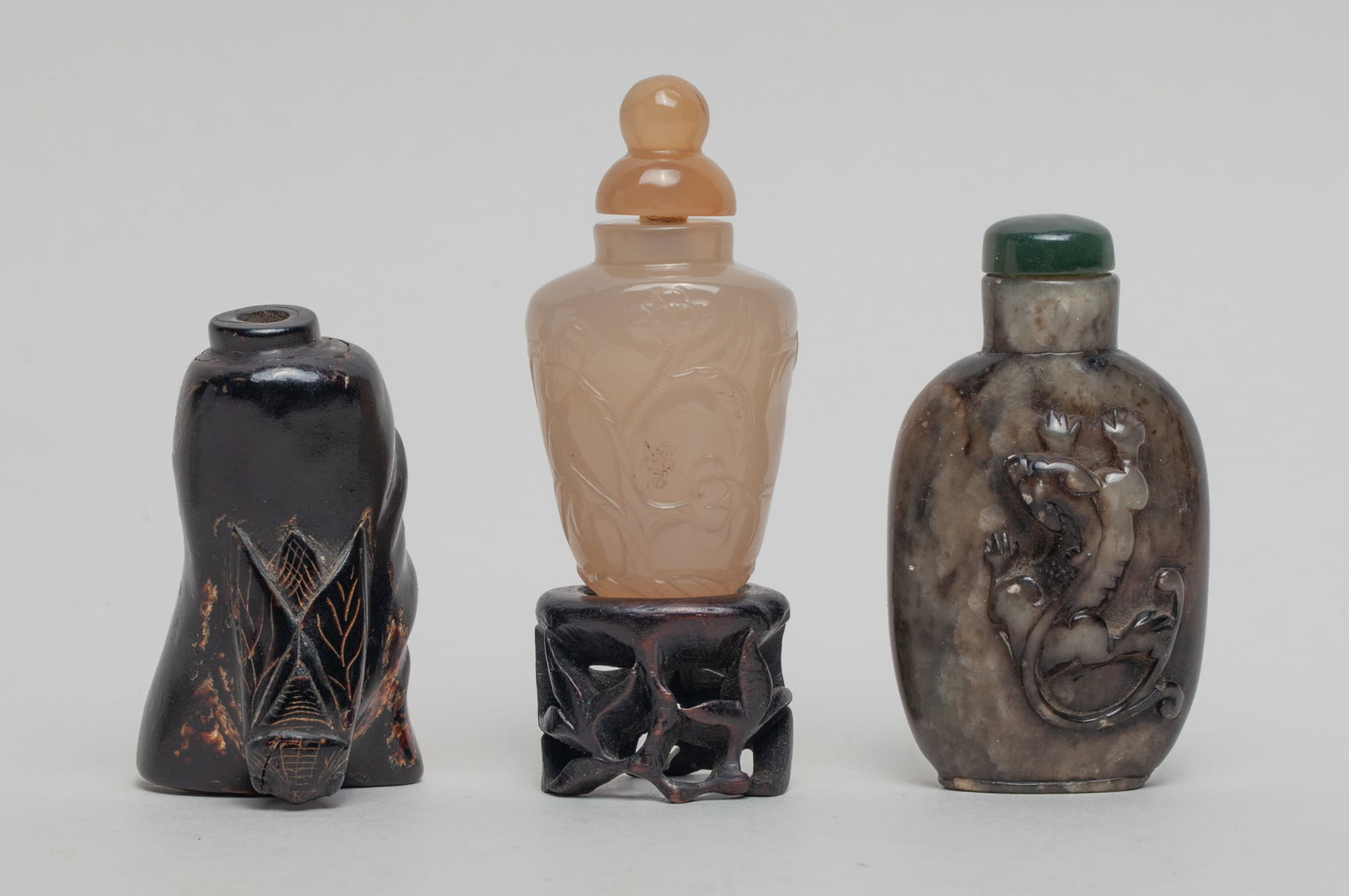 Chinese Jade, Agate & Black-C Snuff Bottles (1 of 14)