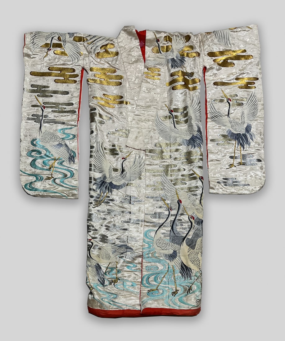 Large Vintage Japanese Robe: Collectible large vintage Japanese embroidered robe. Approx. 71-50 inch.
