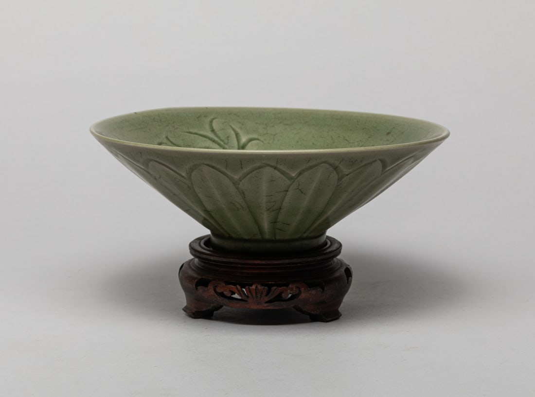 Chinese Longquan Porcelain Large Bowl (1 of 8)