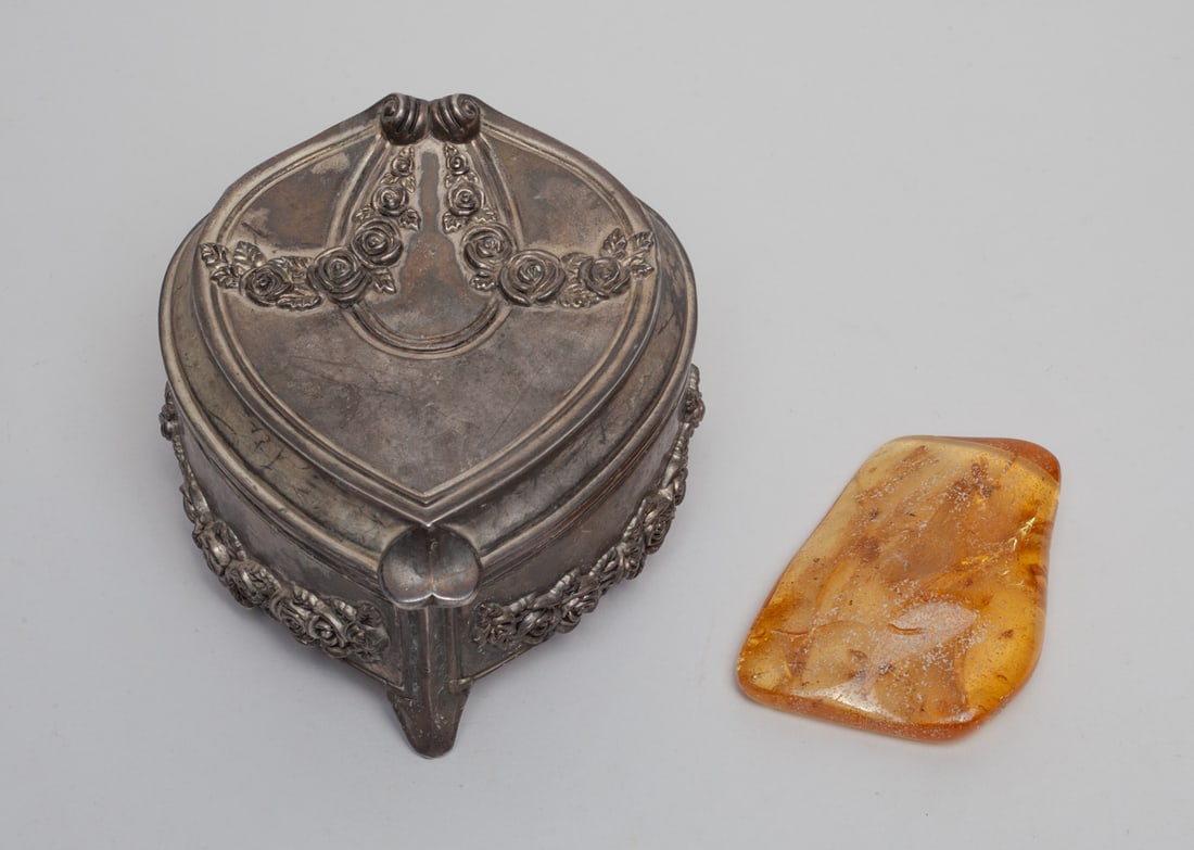 Large Antique Amber Insects Piece w/ Box: Collectible large amber nugget with insects, with a heart-shaped box. Approx. 55 gram (amber weight).