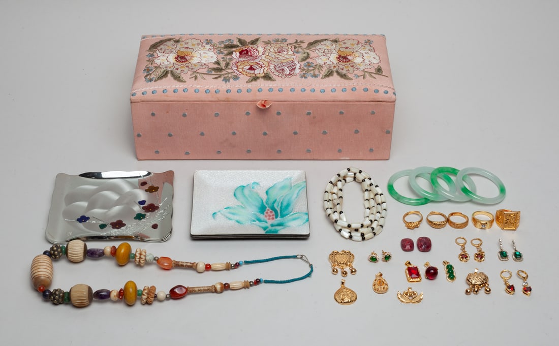 Estate Chinese Color Stone, Jade & Decors (1 of 13)