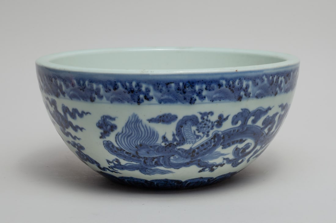 Large Chinese Export Porcelain Bowl/ Pot (1 of 11)