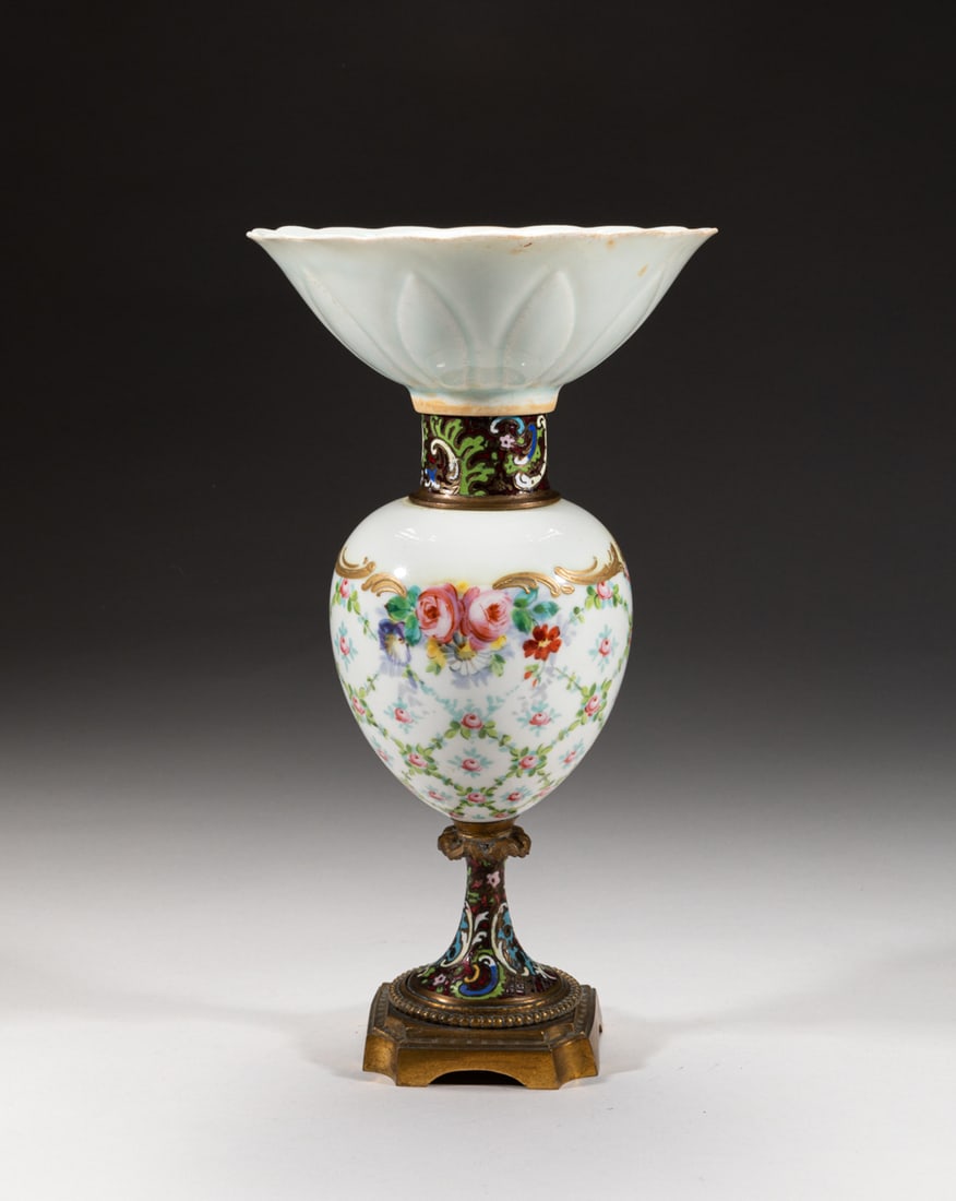 Chinese Export Porcelain Vase (1 of 11)