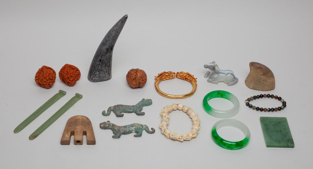 Estate Chinese Bangles & Decors (1 of 17)